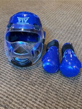 💙FIVING sparring gear. Soft headgear size M. Soft gloves kids size S. EUC!💙